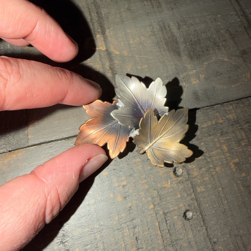 Elegant Leaf Design Brooch K&T leaf design stunning fall thanksgiving beautiful‎